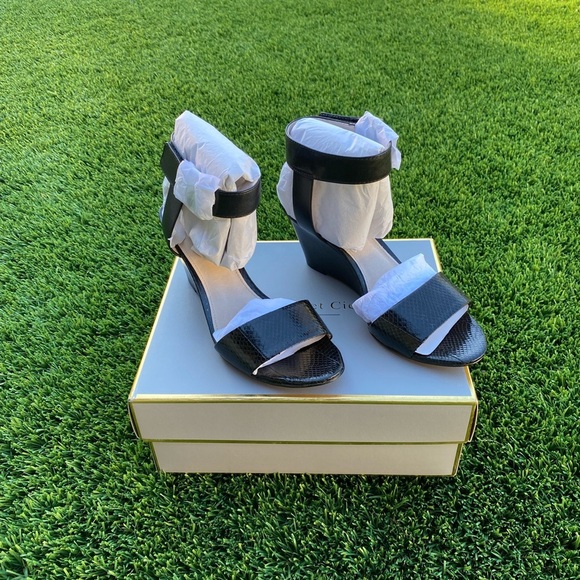 Louise et Cie Black Wedge Sandals - Picture 1 of 7